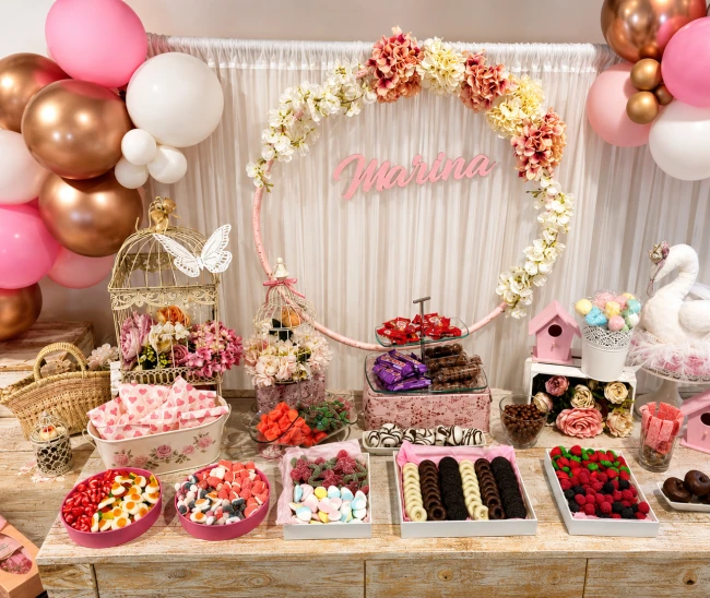 Mesa dulce para celebración preparada por Dulce y Jaleo en Lorca