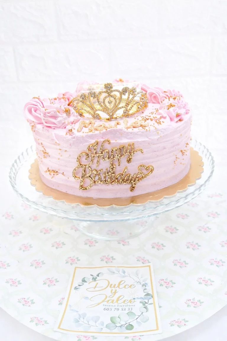 Tarta de cumpleaños personalizada hecha a mano en el obrador de Dulce y Jaleo, Lorca